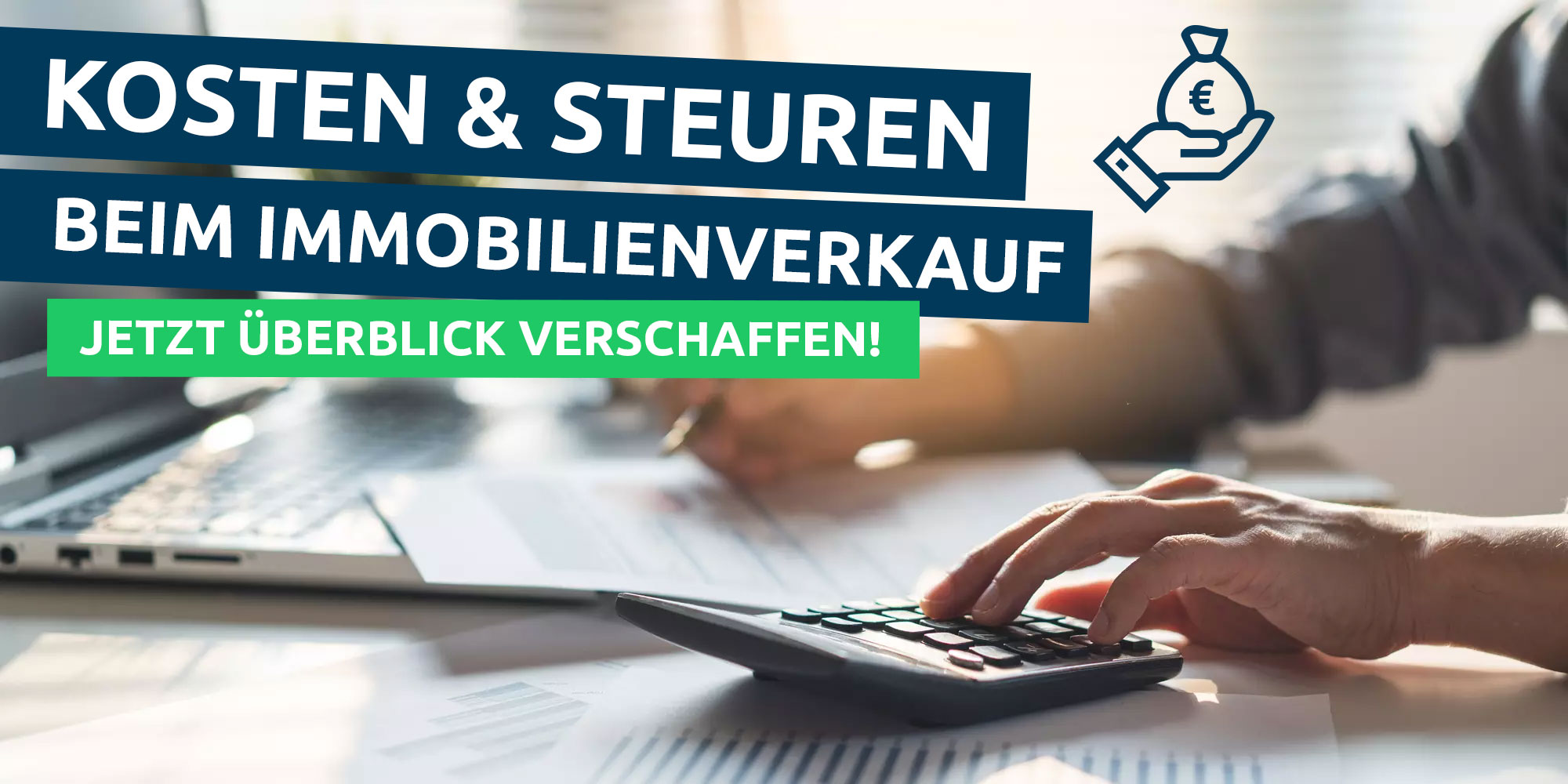 Nahaufnahme von Händen auf einem Schreibtisch mit Taschenrechner